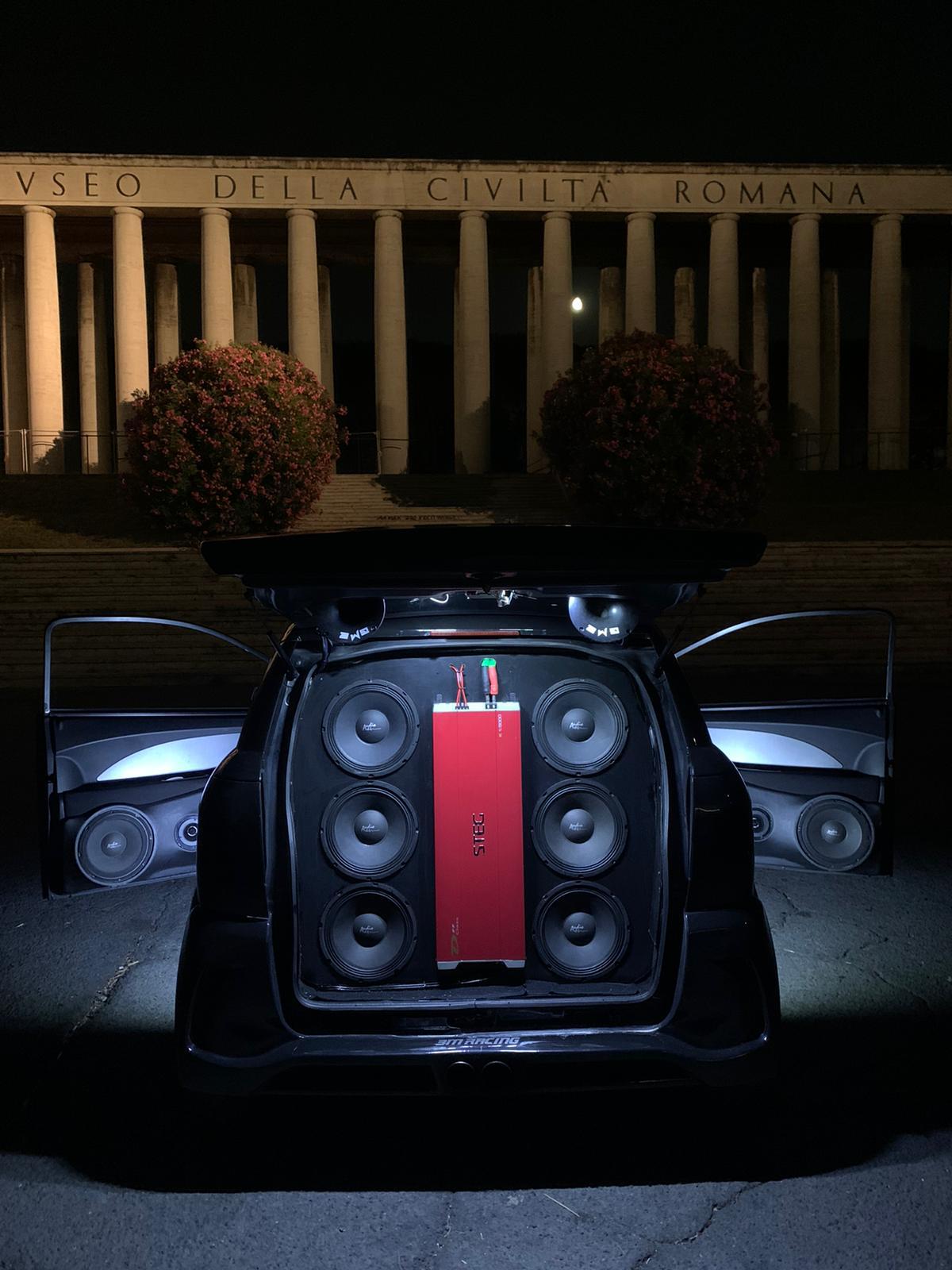 L'impianto audio costruito a mano da Luca sulla sua prima Microcar