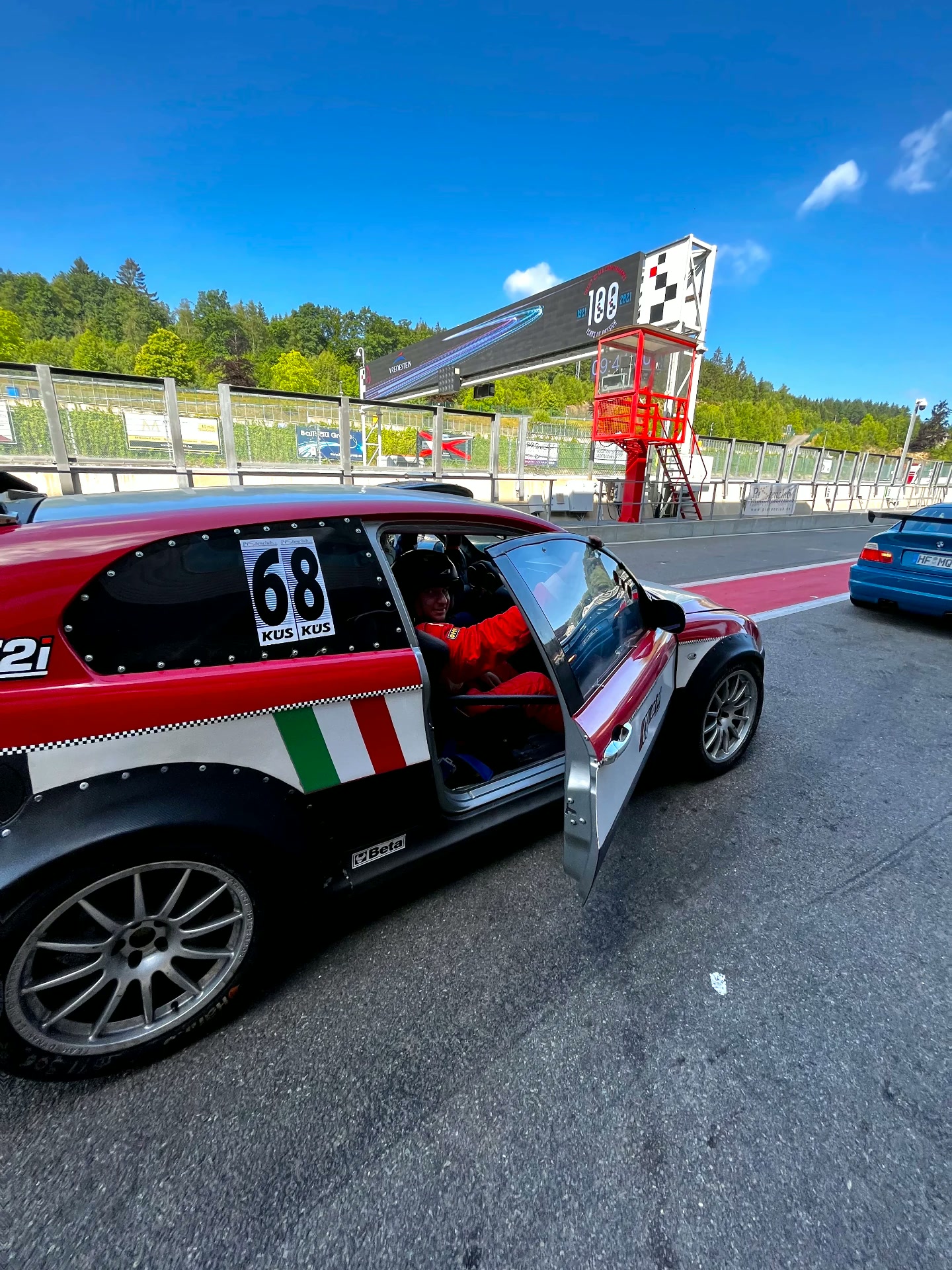 Luca Figliolini in tuta da gara sulla Alfa Romeo 147 GTA nella pit lane