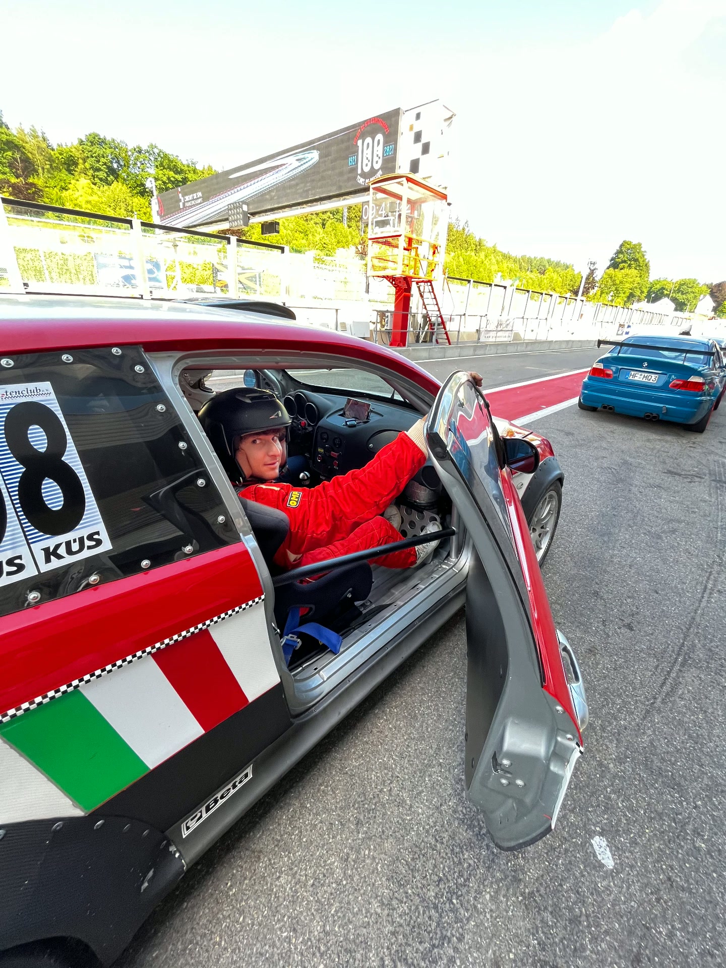 Luca Figliolini con casco e tuta da gara nell'abitacolo della 147 GTA