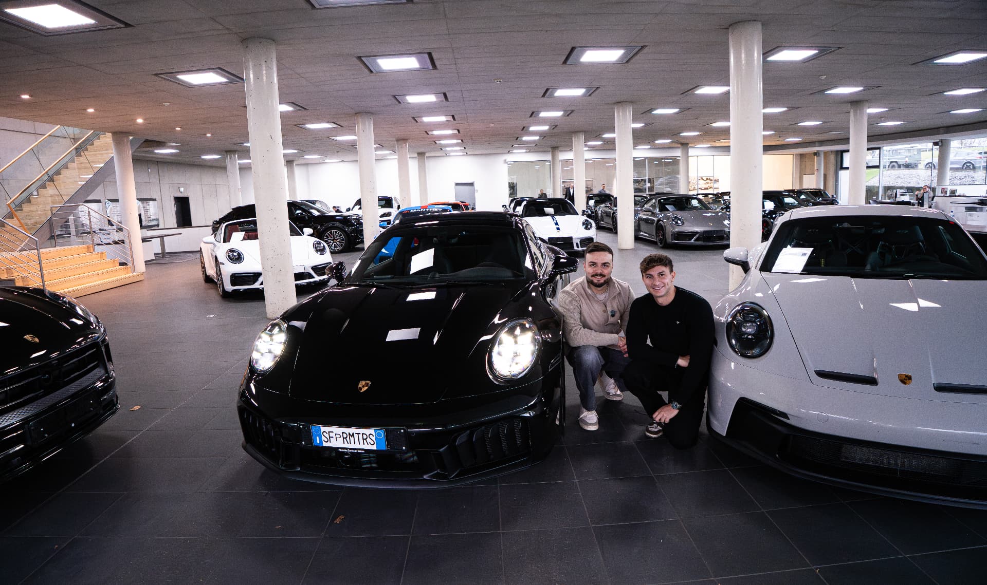Con Alessio e Marco Sforza nello showroom SFR Motors tra le Porsche in vendita