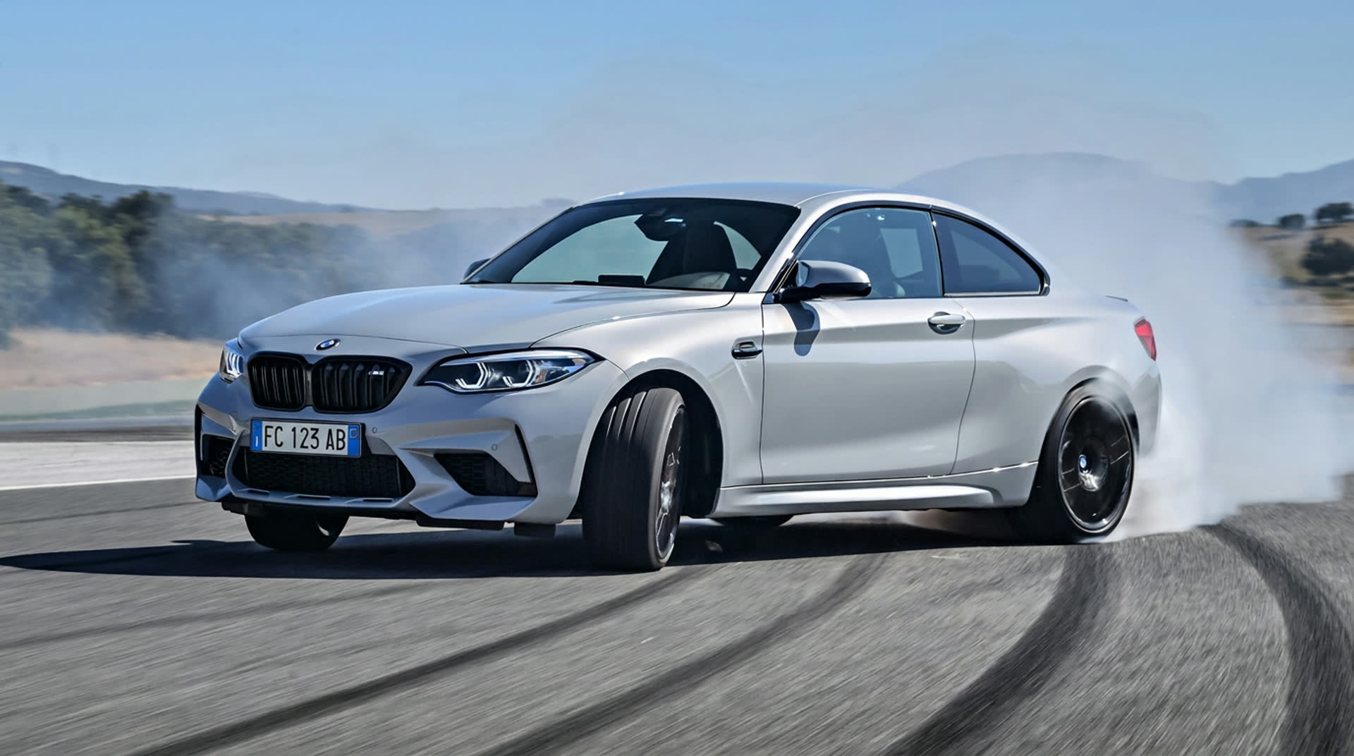 Auto sportiva in azione su pista, simbolo della passione per le auto usate selezionate